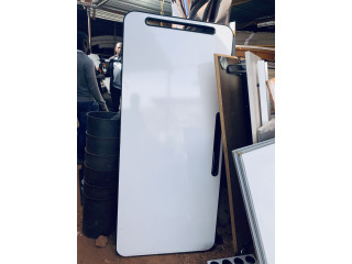 Des tableaux blancs a marqueur disponibles