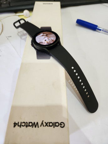 galaxy-watch-4-etat-1010-avec-de-multiples-fonctionnalites-big-1