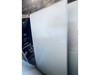 Des tableaux blancs magnétiques a marqueur disponibles