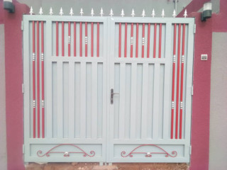 Portail fabriqué a base de bonne matériaux disponible a bon prix