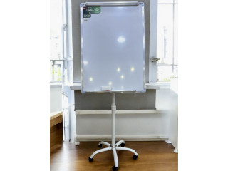 Des tableaux blancs magnétiques roulant et pivotant disponibles