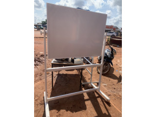 Des tableaux blancs magnétiques support pivotant disponible
