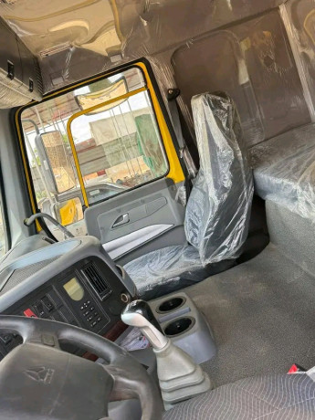 vente-de-camions-bennes-sinotruk-de-10-roues-big-0