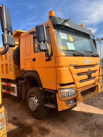 vente-de-camions-bennes-sinotruk-de-10-roues-big-2