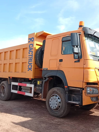 vente-de-camions-bennes-sinotruk-de-10-roues-big-1