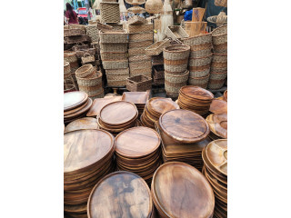 Assiettes en bois à artisanal