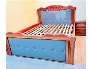 Lit bois rouge très solide disponible à très bon prix livraison possible partout à Ouaga
