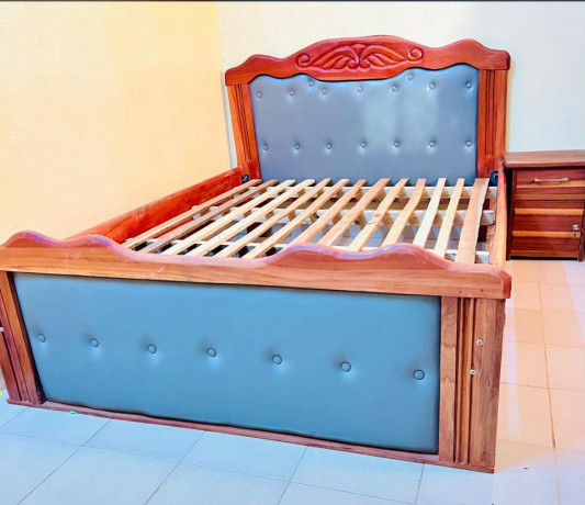 lit-bois-rouge-tres-solide-disponible-a-tres-bon-prix-livraison-possible-partout-a-ouaga-big-0