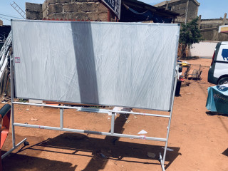 Des tableaux blancs magnétiques a marqueur disponibles