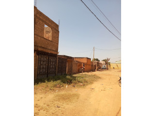 Une Parcelle Située dans l'arrondissement N9 sur la route de kamboincé derrière la mairie est mise en vente à un prix abordable