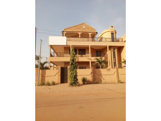 Villa de 10 chambres avec piscine a louer a ouaga2000