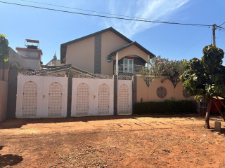 Location f6 à Ouaga 2000 sur l'extension sud à 50m de la fin du goudron de salitas