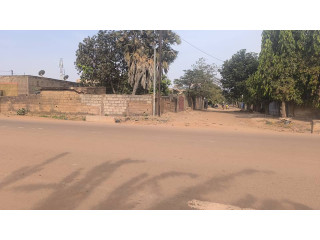 Une parcelle de 269m² pan coupé comportant une petite maison en face du goudron et en face de l'échangeur du nord en vente