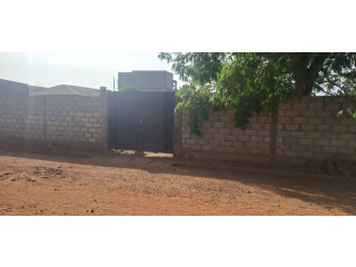 Une parcelle de 425m² clôturée avec une maison en vente à Ouaga 2000 vers horizon fille après Salitas
