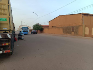 Terrain avec entrepôt en vente à la ZAD