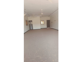 Grande boutique à louer à la patte d'oie