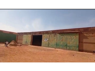 Terrain avec magasin en vente à kossodo