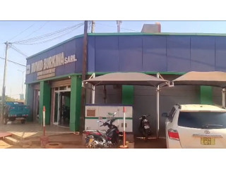 Maison de commerce en vente à la Zone 1face au goudron