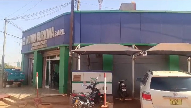 maison-de-commerce-en-vente-a-la-zone-1face-au-goudron-big-0