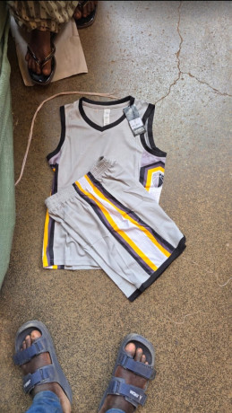debardeurs-et-maillots-de-sport-pour-enfants-big-1