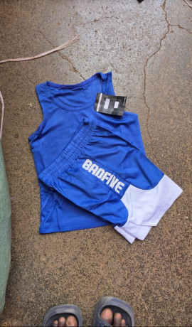 debardeurs-et-maillots-de-sport-pour-enfants-big-0