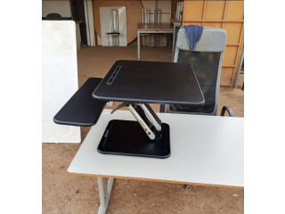 Des tables pour vos ordinateurs dans les bureaux disponibles