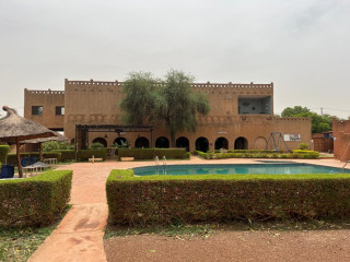 Grand domaine commercial en vente à nagrin