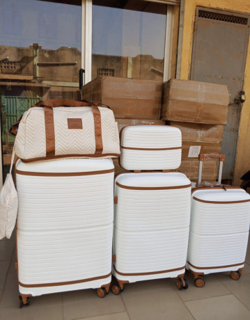 les-valise-qualite-son-disponible-a-bon-prix-ya-differents-modeles-et-differents-qualite-big-3