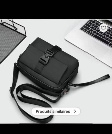 sacoche-noire-compacte-a-bandouliere-elegance-et-praticite-au-quotidien-big-0