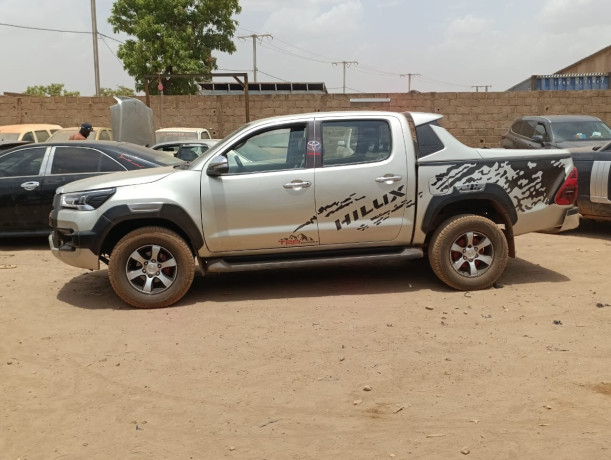 toyota-hilux-big-0