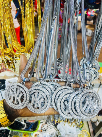 chaines-bling-bling-de-luxe-brille-comme-une-star-a-petit-prix-big-3
