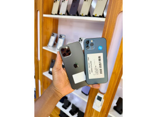12 PRO 256GB  ÉTAT USA   BATTERIE 93% & 88% l* *LUNITÉ*