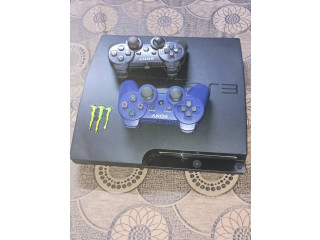 PS3 slim avec 2 manettes et les accessoires.