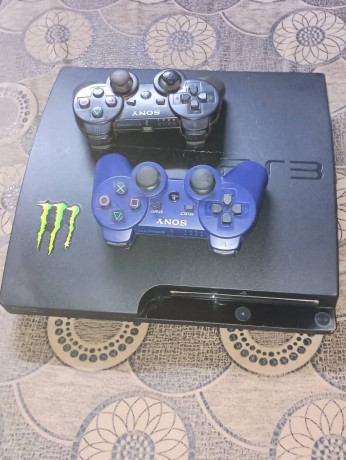 ps3-slim-avec-2-manettes-et-les-accessoires-big-0