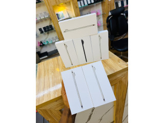 * 17 Air* neuf scellé  256giga *535.000f* Autentique