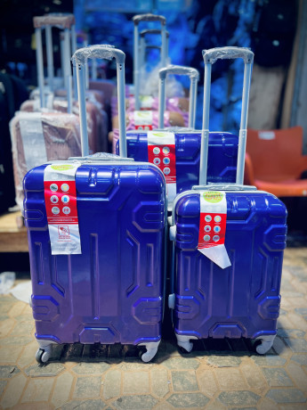 vend-de-sacs-decolier-et-des-valises-big-0