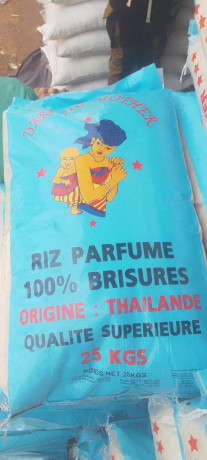 marchandises-alimentaire-divers-et-en-gros-a-rodwoko-vers-la-maison-de-lonab-big-0