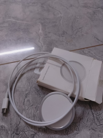 chargeur-magsafe-pour-iphone-en-tres-bon-etat-avec-cable-usb-c-prix-a-negociercontactez-moi-en-prive-big-1