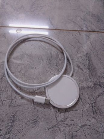 chargeur-magsafe-pour-iphone-en-tres-bon-etat-avec-cable-usb-c-prix-a-negociercontactez-moi-en-prive-big-0