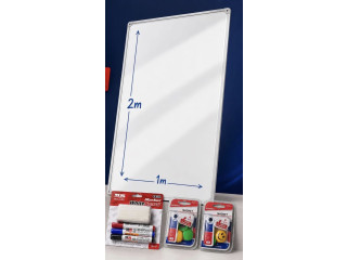 Des tableaux blancs magnétiques disponibles
