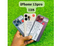 vendeur-des-telephones-et-assesoir-et-plein-dautre-small-2