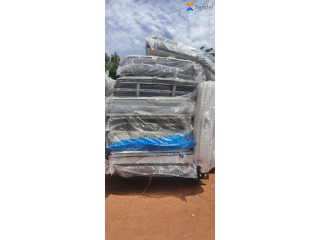 Chaise, matelas, vélo