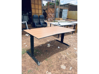 Des tables de bureaux disponibles