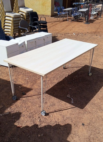 des-tables-de-bureaux-disponibles-big-4
