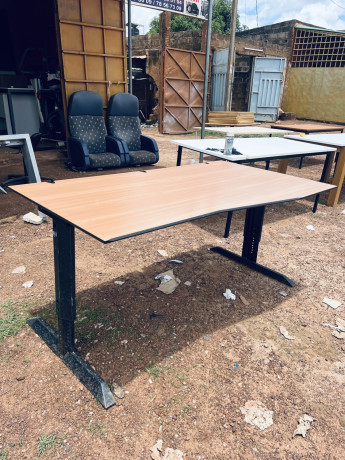 des-tables-de-bureaux-disponibles-big-0