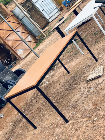 des-tables-de-bureaux-disponibles-big-3