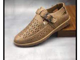 Sandales fermées en cuir beige perforé,quasi neuve, boucle métallique