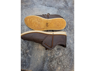 Chaussures homme style casual en simili-cuir marron, motif matelassé, semelle beige, très bon état