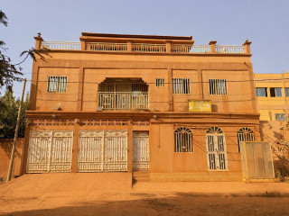 MAGNIFIQUE TRIPLEX DE 09 PIÈCES EN LOCATION À OUAGA2000 ZONE C