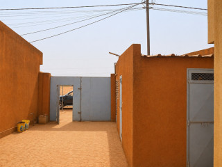 MAGNIFIQUE ENTREPÔT DE 170M² AVEC BUREAU À KARPALA EN LOCATION